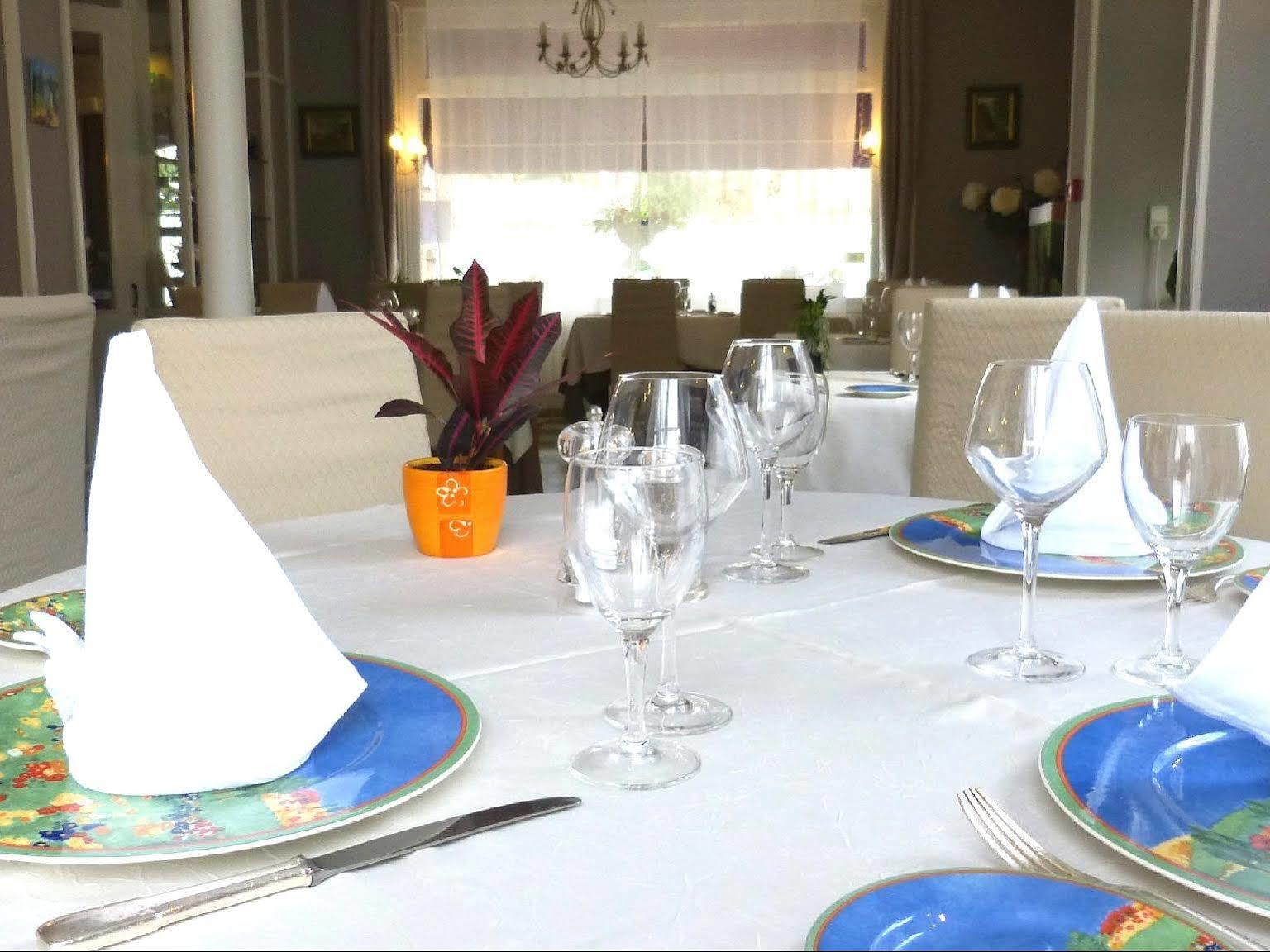 Hotel Restaurant "Le Relais" Courtenay  Exteriér fotografie